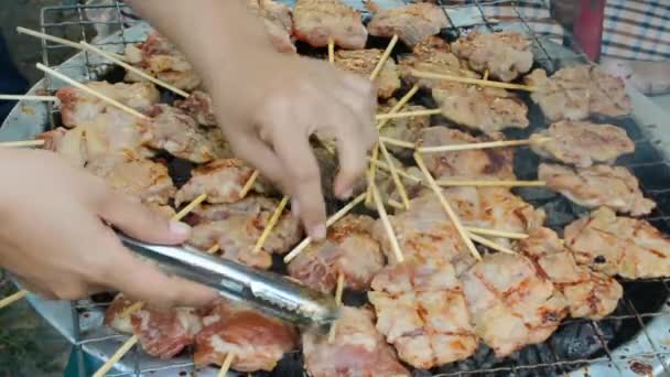 Palos de carne de cerdo pincho se están cocinando para la venta en la parrilla en el restaurante del mercado al aire libre tailandés. (1920x1080 HD ) — Vídeos de Stock