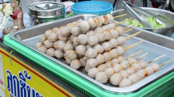 Palos de pincho a la parrilla albóndigas bien hecho están en la bandeja para la venta en Tailandia mercado de alimentos abiertos (1920x1080 HD ) — Vídeo de stock