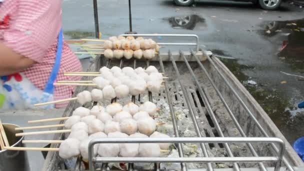 Palos de pincho a la parrilla albóndigas alimentos que se cocinan en la parrilla de carbón en Tailandia mercado al aire libre (1920x1080 HD ) — Vídeos de Stock