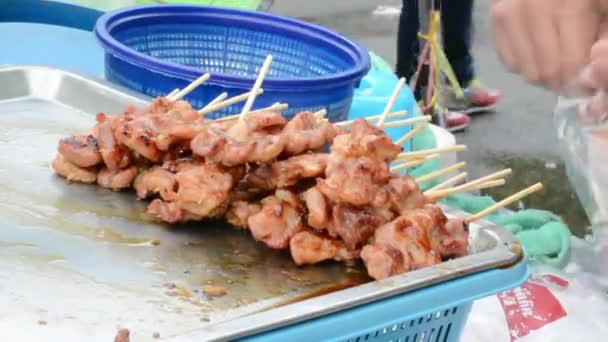 Palos de carne de cerdo pincho a la parrilla están en la bandeja de acero inoxidable para la venta en Tailandia mercado de alimentos al aire libre (1920x1080 HD ) — Vídeos de Stock