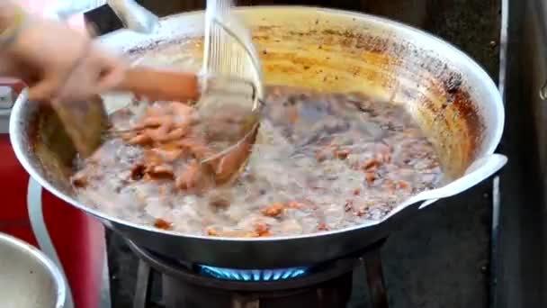 Смажена свинина в киплячу сковороду в ресторан відкритий ринок Таїланду. Дешеві, але смачно — стокове відео