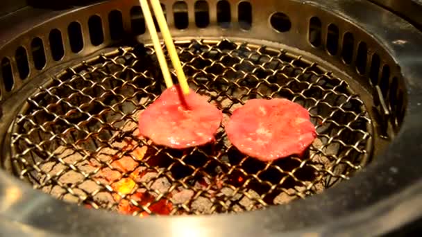 Affettare premium mucca bue lingua carne su caldo carbone griglia setaccio con la raccolta bacchetta. È cucina di stile di barbecue giapponese chiamata Yakiniku nel ristorante giapponese o coreano . — Video Stock