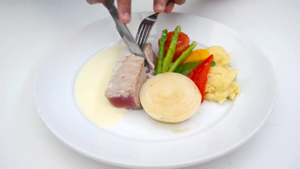 Bife de atum Comida gastronômica gourmet com molho de molho de molho de molho de creme. Uma pessoa comendo bife de atum com salada de prato lateral como prato principal . — Vídeo de Stock