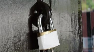 Adam kapıyı ana anahtar kilidini anahtarıyla hızlı bir şekilde tanıdı. (yan açı)