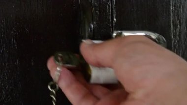 Kişi adam ile onun efendi anahtar güvenlik için hızlı bir şekilde ahşap kapı kilitleri.