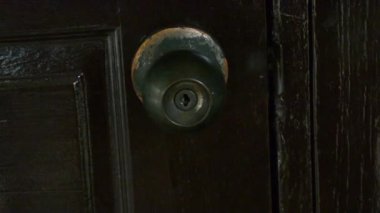 Adam kapı kolu anahtarıyla hızlı odaya açılır