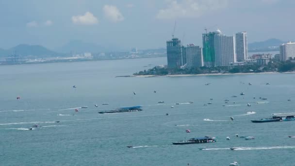 Vista aérea de varios transportes y actividades deportivas cerca de la costa del mar paisaje de playa de Pattaya, Tailandia. Es un lugar de turismo o turistas y deportistas . — Vídeos de Stock