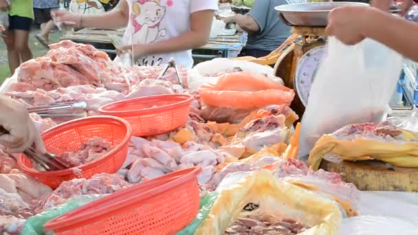 El movimiento de Asia tailandesa al aire libre supermercado local en la carne de carnicero carne de res de pollo puerto ingrediente de la sección en Tailandia en 1920x1080 calidad HD — Vídeo de stock
