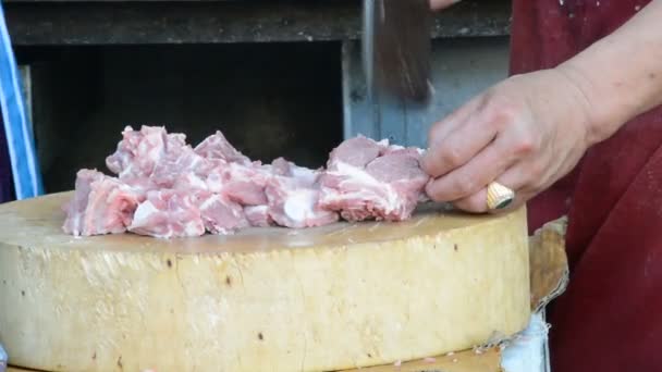 Tay tüccar kasap tüm çiğ domuz eti parçalara doğrama bıçakla hazır yerel açık süpermarket ahır 1920 x 1080 Hd kalitesinde Satılık doğrama — Stok video