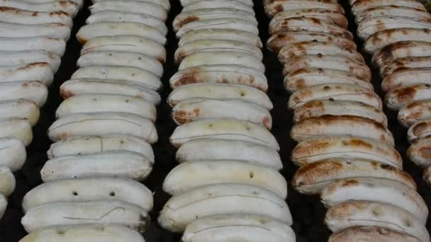 Смажені гриль шпажці культивується банан фрукти гарячі мангалі в Таїланді відкритий ринок в 1928 році x 1080 Hd. Це традиційна Тайська кухня Їжа гурманів. — стокове відео