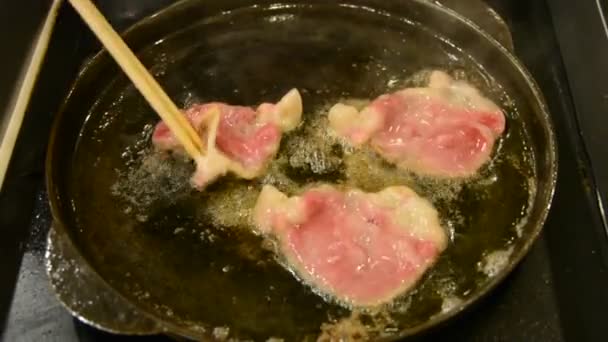 特殊配方的本机泰国眼扒牛肉肉炒饭在黄油烹饪食品美食铁水潘板直到做好类似于日本烤肉烧烤和用筷子吃饭 — 图库视频影像