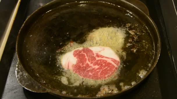 Special recipe of native Thai ribeye beef meat fried in butter cuisine food gourmet on a hot metal pan plate until well done similar to Japanese Yakiniku barbecue and eat with chopstick — Stock Video