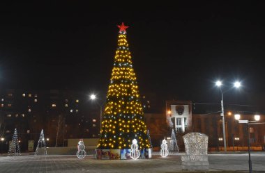  Meydanın yarısında Noel ağacı 