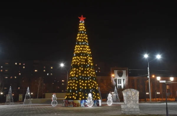  Meydanın yarısında Noel ağacı 