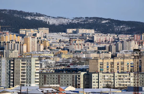 Şehrin kış manzarası. 