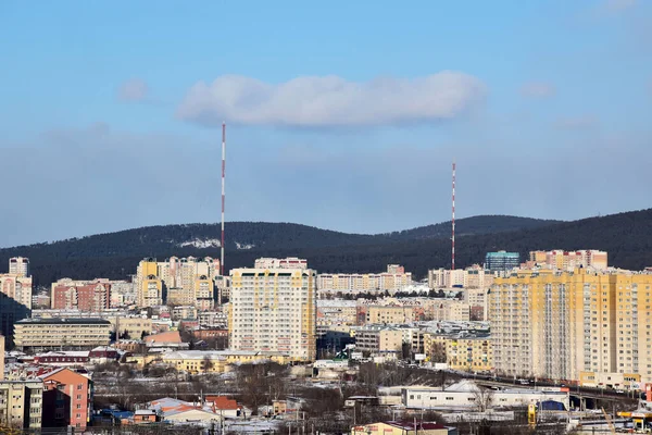 Şehrin kış manzarası. 
