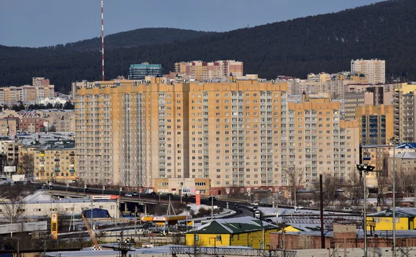 Şehrin kış manzarası. 