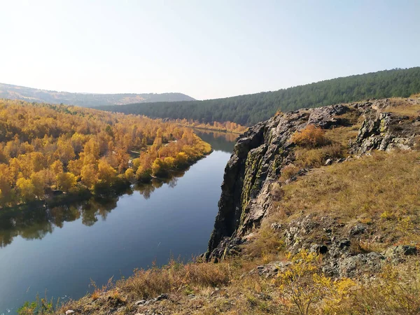 Trans-Baykal bölgesinin sonbahar ormanı 