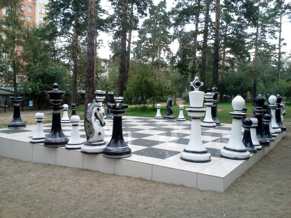 Şehir parkında satranç tahtası