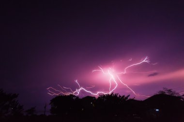 Gök gürültüsü aydınlatma fırtına, gece.