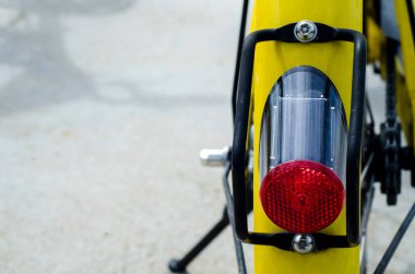 Sarı bisikletli kırmızı lamba hala kamu bahçesinde.