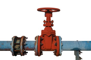 Sanayi valfleri ve boru suyu beyaz arka planda izole edilmiş.