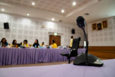 Konferansta ya da seminer odasında bulanık katılımcı geçmişi olan mikrofon, iş toplantısı konsepti