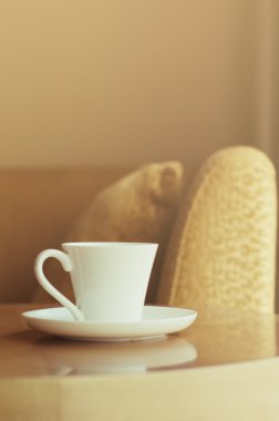 Kahve fincanı ahşap masada