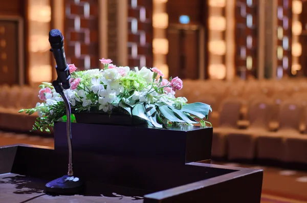 Bir tablo üzerinde mikrofon duran