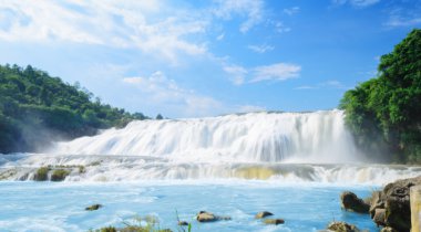 Çin'in güneyinde guiyang içinde güzel şelale