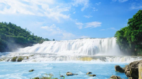 Cascadă frumoasă în Guiyang, în sudul Chinei — Fotografie, imagine de stoc