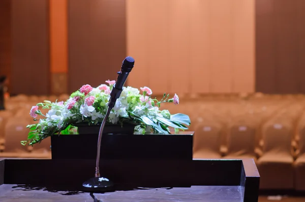 Microphone debout sur une table — Photo