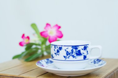 Kahve Kupası ve çöl gülü