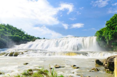 Güzel şelale ve gökyüzü