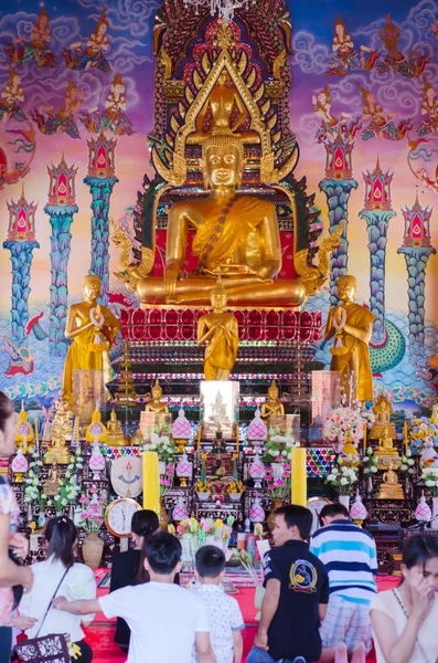 Människor och heliga buddhistiska staty — Stockfoto