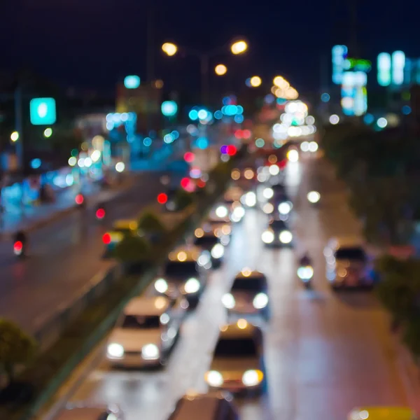 Gece araba ve trafik ışıkları