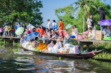 Budist rahipler Ok Phansa gün