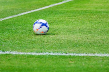 Yeşil çimlerde futbol topu