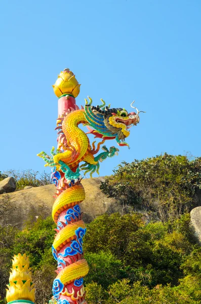 Tradiční svatyně a drak socha — Stock fotografie