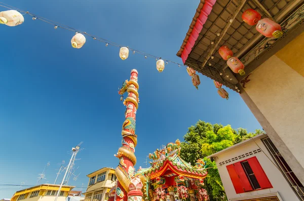 伝統的な神社と龍像 — ストック写真