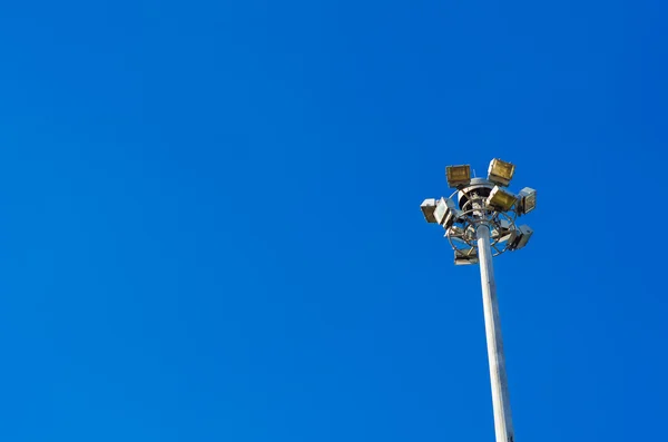 Luce di strada e cielo blu — Foto Stock