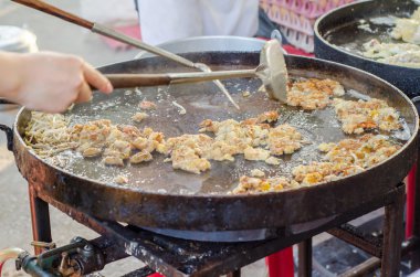 Kızarmış midye tava üzerinde krep