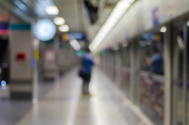 Tren istasyonundaki insanlar bulanıktı.