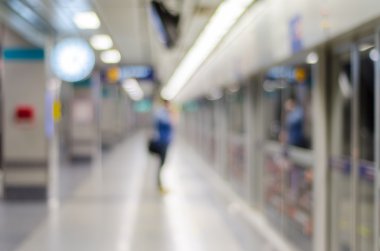 Tren istasyonundaki insanlar bulanıktı.