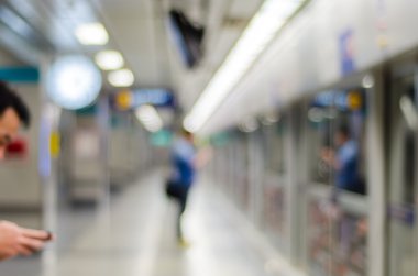 Tren istasyonundaki insanlar bulanıktı.