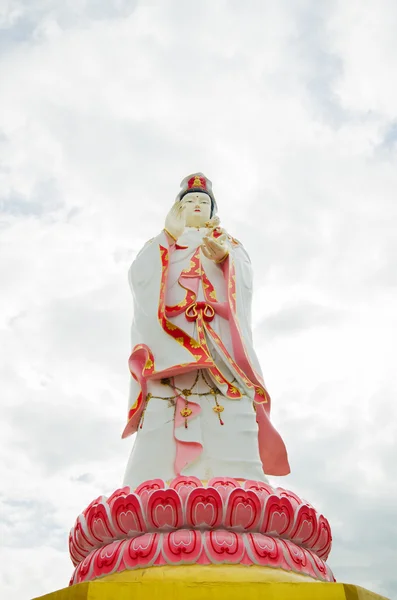 Guanyin staty med en molnig himmel — Stockfoto