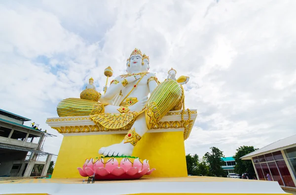 Stor Brahma staty under Visa och moln himmel. — Stockfoto