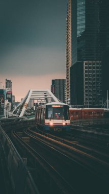 Bangkok Tayland 'ın Sathorn iş bölgesindeki gökyüzü tren istasyonu BTS' de Chong Nonsi hava yürüyüşü kemeri.