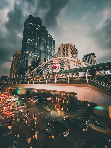 Chong Nonsi Skywalk oblouk most na nádraží BTS v obchodní čtvrti Sathorn v Bangkoku Thajsko — Stock fotografie