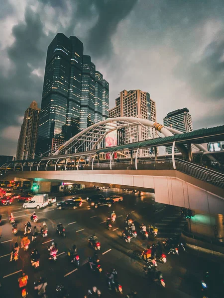 Chong Nonsi Skywalk oblouk most na nádraží BTS v obchodní čtvrti Sathorn v Bangkoku Thajsko — Stock fotografie